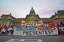 Fotografia d'una protesta contra la xenofòbia en l'àmbit laboral al davant del Congrés de l'Argentina l'any 2017.