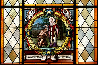 Kolorowe zdjęcie witraża przedstawiające biskupa błogosławiącego pustelnika.