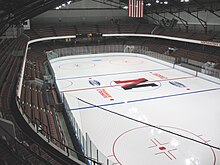 Photo intérieure de la Boston Arena vide.