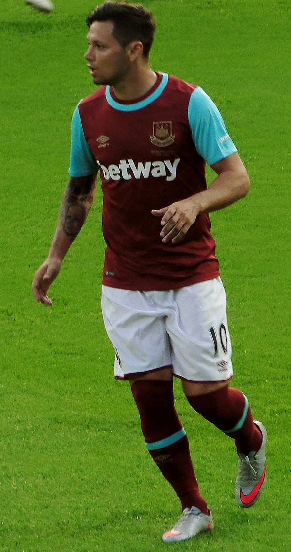 Zárate playing for West Ham United in 2015