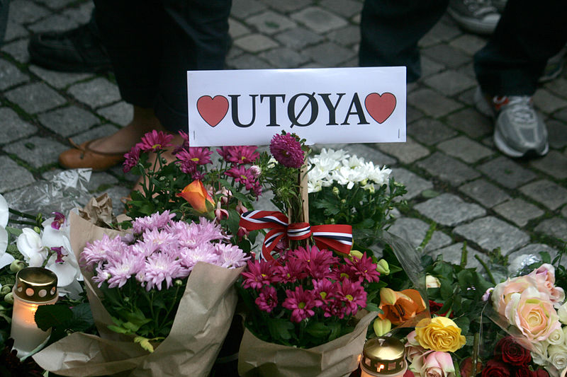 File:Memorial message for the Utøya victims outside Oslo Cathedral.jpg