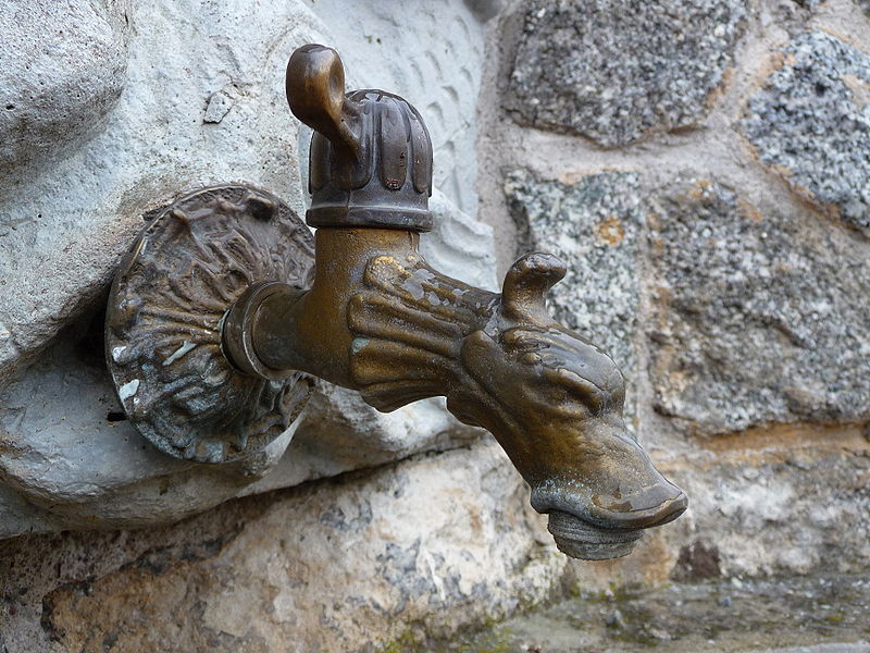 File:Messinghahn Friedhofsbrunnen.JPG