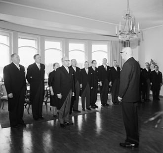 Miettunen's government, which had been fired April 13, at President Urho Kekkonen in Tamminiemi. PM Martti Miettunen speaks Miettusen hallitus Tamminiemessa.jpg