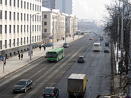 Вид на середню частину вулиці із шляхопроводу по проспекту Незалежності