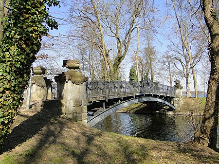 Mirow Schloss Liebesinsel Brücke 2010-04-07 057.jpg