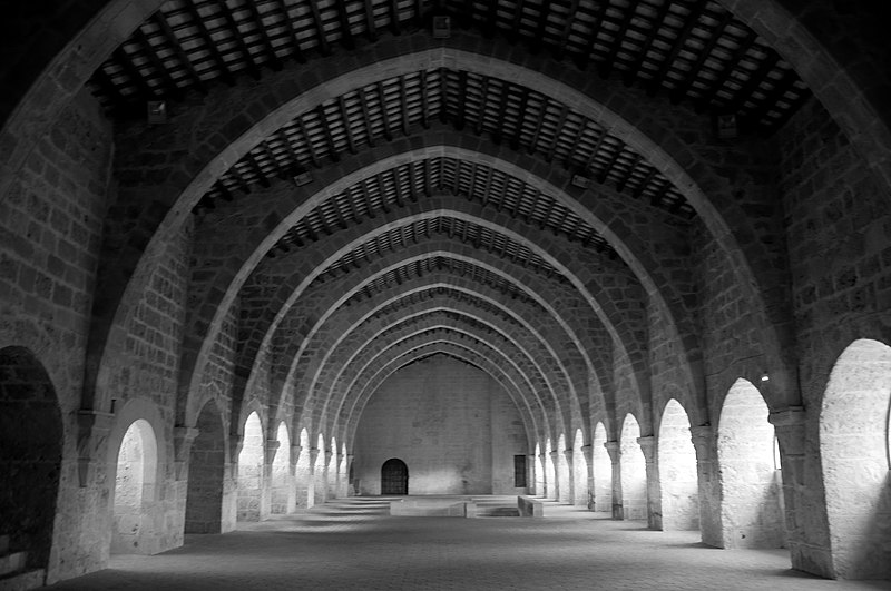 File:Monestir de Santes Creus - Interior.jpg