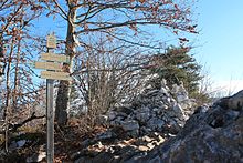 Panneaux de randonnée au sommet du mont Veyrier.