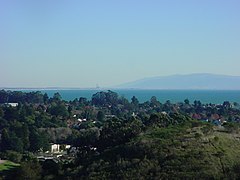 La bahía de Monterey vista desde Soquel (California). La planta de energía de Moss Landing es visible en la distancia