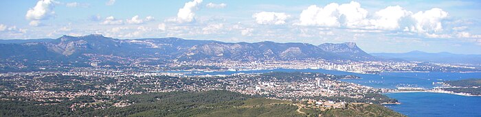 Vue sur Toulon et les monts du Toulonnais.