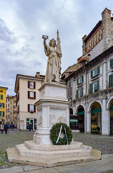 File:Monumento alla Bella Italia Piazza Loggia a Brescia.jpg