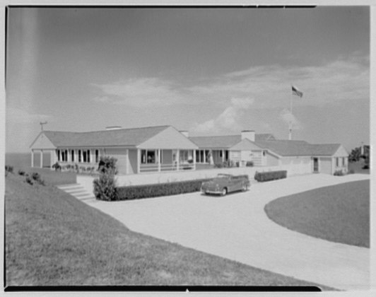 Файл:Mr. and Mrs. Lawrence W. Miller, residence in Nantucket, Massachusetts. LOC gsc.5a19866.tif