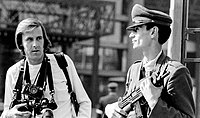 チリ・クーデター最中に撮られたUZIを持つチリ国家憲兵(写真右)。オランダの戦場カメラマン・チャズ・ジェレットセン(写真左)と共に写された。 （1973年9月11日）