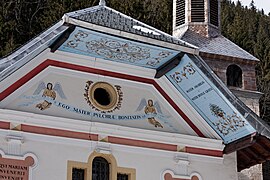 Le fronton de la façade