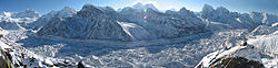 Horské panorama s Hungčhi (druhá hora zleva)