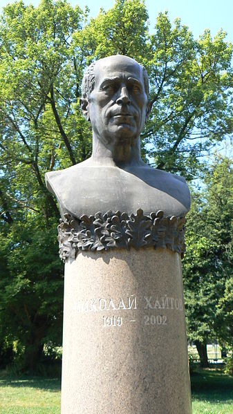 File:Nikolay-Haytov-monument.jpg