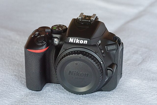 Nikon_D5600_Front
