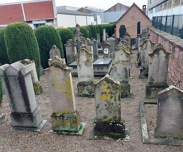 File:Obernai cimetière juif rue Général Leclerc1.jpg