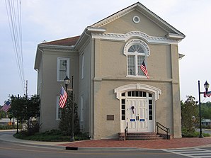 Das Old Shelby County Courthouse, auch bekannt als Columbiana City Hall, ist im NRHP unter der Nr. 74000437 gelistet.[1]