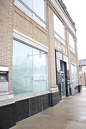 Downtown, looking West. Bank of Syracuse - Currently an office building Wawasee Plaza Old State Bank of Syracuse Building.jpg