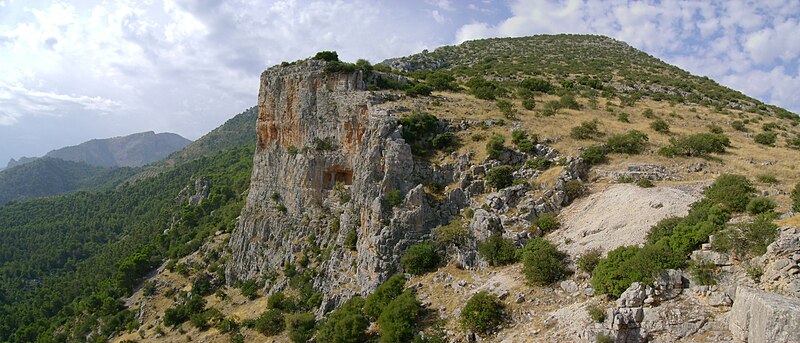 File:Otíñar - Cueva de los Soles.JPG