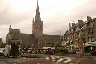 佩里耶镇中心的教堂广场