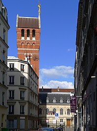 Rue Saint-Jean, avec en arrière-plan, le clocher-tour de l'église Saint-Michel des Batignolles.