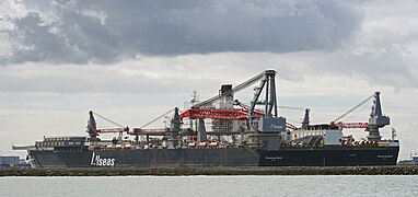 The 5,000 t (5,500-short-ton) Huisman crane is mounted in a tub on the port side of the stern (Aug 2020)