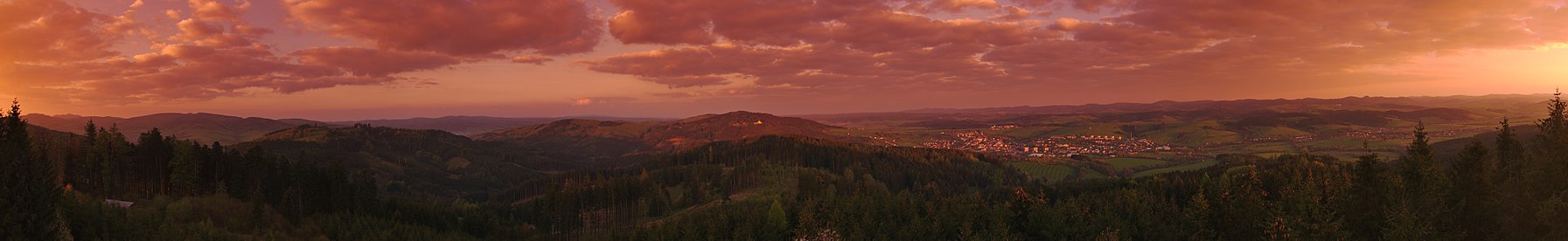 Panoramatický výhled z rozhledny Královec při východu slunce, okres Zlín.jpg