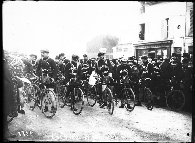 File:Paris-Roubaix 1910-départ.JPG