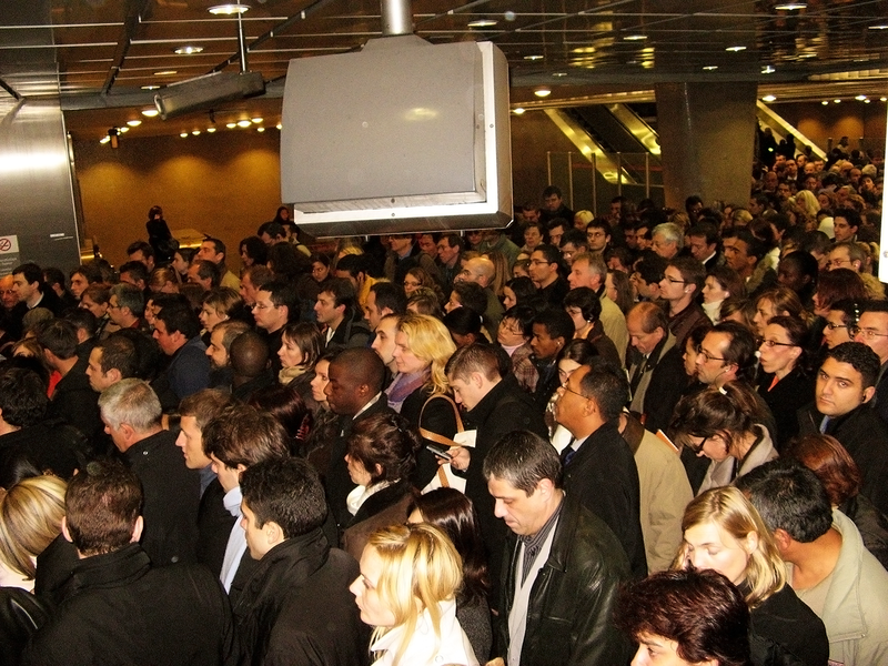 File:Paris Metro 2007 strike - La Defense.png