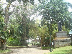 Parque España, con la estatua de Juan Vázquez de Coronado y su aire selvático que recuerda la época de la Conquista española.