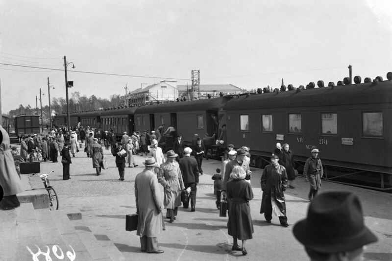 File:Passengers at the Oulu railway station during the engine drive strike 1950 (JOKAKAL3B-9351).tif