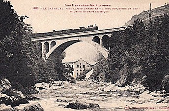 Vue du viaduc du chemin de fer, réalisé en 1884 sur la ligne de Portet-Saint-Simon à Puigcerda, à Perles-et-Castelet, près d'Ax-les-Thermes.