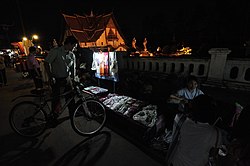 Ein lokaler Straßenhändler am Wat Phumin bei Nacht