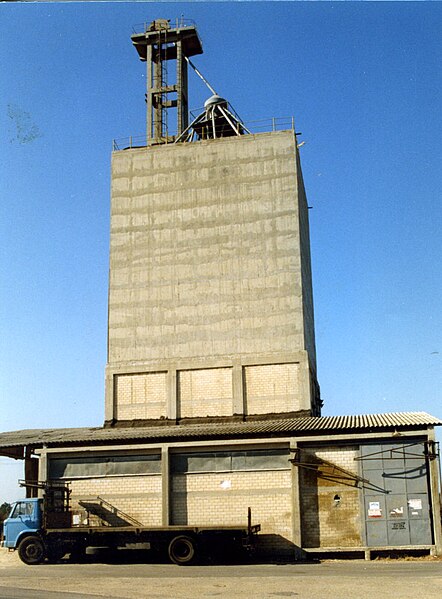 File:PikiWiki Israel 10253 Silo - animal food warehouse.jpg