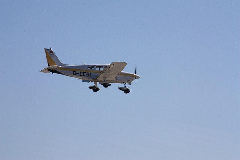 File:Piper PA-28 Cherokee D-EEGI 20090627 002.JPG