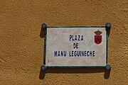 Placa de la plaza de Manu Leguineche (Brihuega).