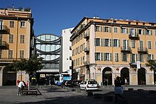 Im Hintergrund der Eingang zum MAMAC an der Place Garibaldi in Nizza