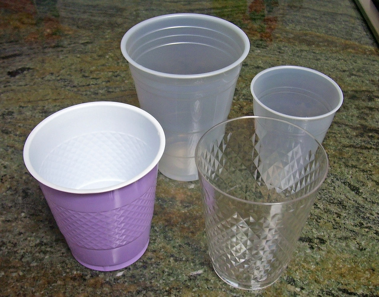 https://upload.wikimedia.org/wikipedia/commons/thumb/a/a7/Plastic_cups.jpg/1280px-Plastic_cups.jpg