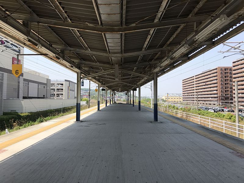 File:Platform of Tobata Station 3.jpg