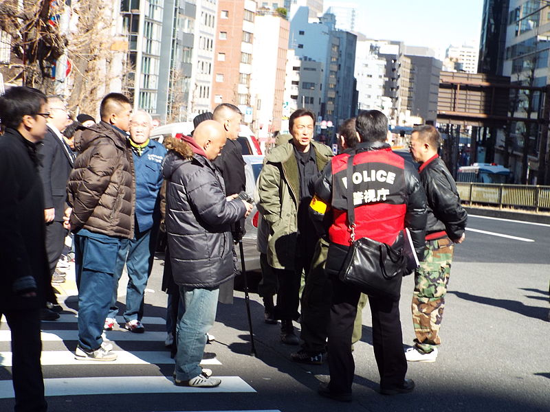 File:Police casually talking with right-wing nationalists.JPG