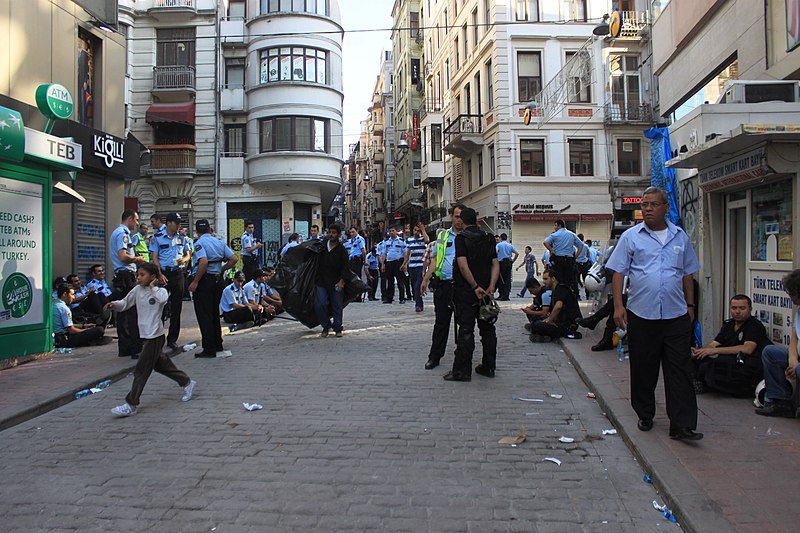 File:Police take a break during Gezi Park protests 3.jpg