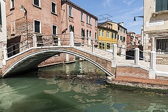 le Ponte de le Turchette entre calle du même nom et Fondamenta de Borgo. Avant d'établir une maison des catéchumènes, ici se trouva une colonie de prisonniers Ottomans, les Turchette