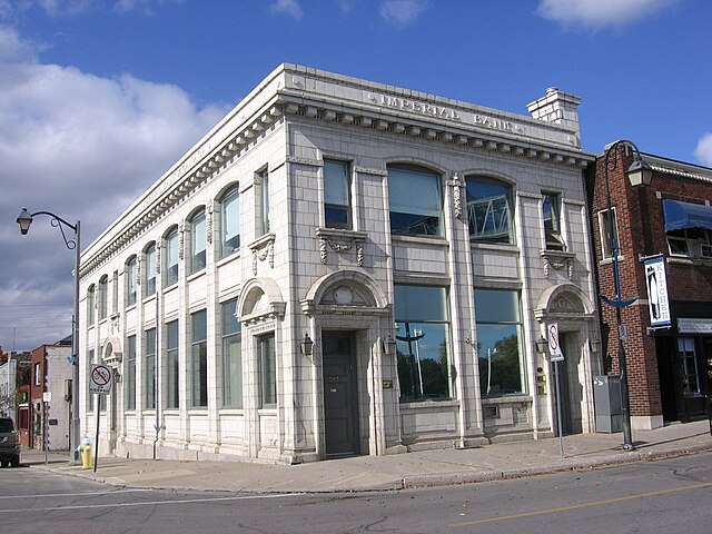 Antigo edifício bancário na West Street em Port Colborne.