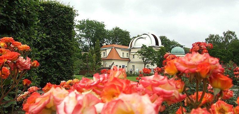 File:Praha, Malá Strana, Petřín, růže a observatoř.JPG