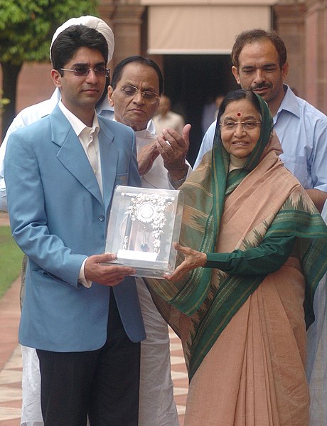 File:Pratibha Devisingh Patil presenting a memento to the first winner of an individual Gold Medal for India at the Beijing Olympic Games and International Shooting Ace, Shri Abhinav Bindra, in New Delhi on August 14, 2008.jpg