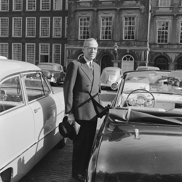 File:Professor de Quay ontvangt kandidaten voor ministerfuncties.Mr. A. C. W. Beerman, Bestanddeelnr 910-2988.jpg