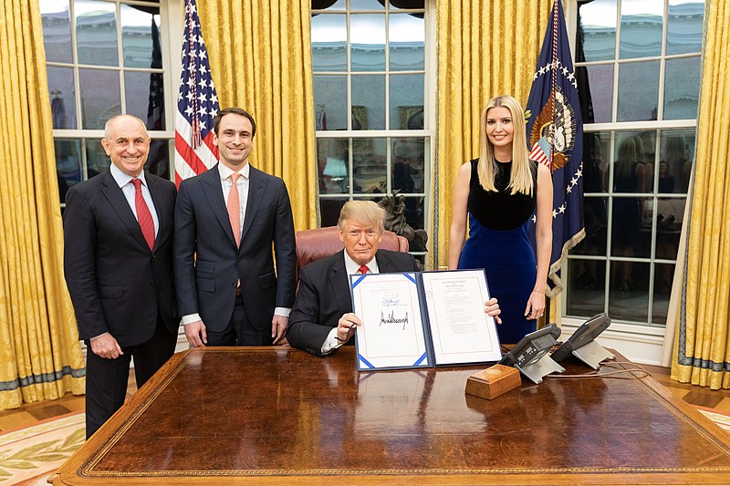 File:Quantum Bill Signing with President Trump, Chris Liddell, Michael Kratsios, and Ivanka Trump.jpg