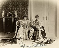 Фотография коронованной четы с автографами
