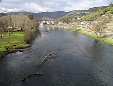 El río Avia a su paso por Leiro